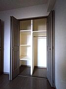 天井まで届くような大きなクローゼットは、お洋服だけでなく収納豊富です。
