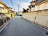 外観：閑静な住宅街にあり、交通量も少なく安心の道路です。