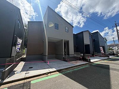 外観:(3号棟) 閑静な住宅街に映える外観です。完成済みの為、内見可能です。 外観:(3号棟) 閑静な住宅街に映える外観です。完成済みの為、内見可能です。