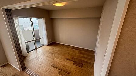 リビングに併設された5.51帖の洋室です。客間や勉強部屋、趣味部屋などにも便利です。