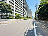 外観：マンションが面している道路部分。幅がしっかりある為見通しが良いです。