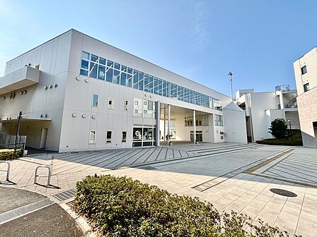 プラッツ習志野まで駅からすぐの位置にあり、「未来へ向けた新しいまちづくり」がコンセプトの複合型施設。図書館、公民館、ホール、体育完などがあります。