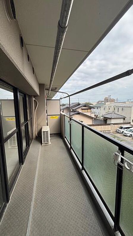 たっぷりの広さがある幅広バルコニー。洗濯物もよく乾きます。たくさん干せます。