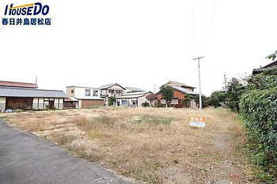 外観：◇現地写真◇建築条件なし！お好きな住宅メーカーや工務店でマイホームを建てられます。間口もゆったりですので、並列駐車で普通車2台車が置ける広さがあります。