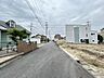 外観：◇前面道路◇過ごす時間と共に刻々と表情を変えていく住まい、季節によってさまざまな表情を見せてくれるわが家は、時を重ね思いを紡ぐ場所です。ご家族の一家団欒を心ゆくまでお楽しみください。