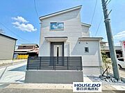 ◇外観写真◇桃山町2丁目の閑静な住宅街に限定1棟で新築戸建ての登場です！断熱等級6取得で夏は涼しく、冬は暖かく過ごせます♪お車4台駐車可能なスペースが確保されています。