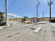 ◇前面道路◇前面の道路幅は約4ｍですが、交通量が多くないので駐車時に後続車を気にする必要が少なく、また、並列のスペースが確保されていますので、駐車が苦手な方でも安心ですね。
