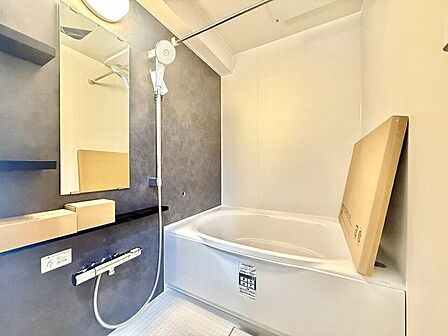 ◇浴室◇毎日の疲れを癒す場所だからこその、シンプルで落ち着いた空間となっています。浴槽にゆっくりと身を沈め深く瞑想をすれば、また新たな活力が湧いてきます。浴室換気乾燥機付きです。