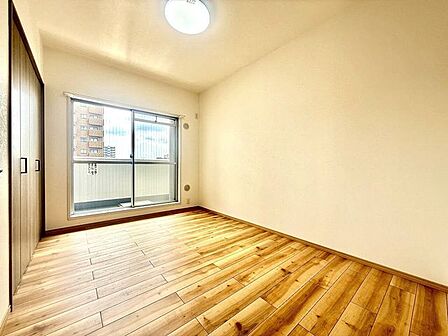 ◇洋室◇ご夫婦の主寝室に最適なお部屋です。南東側で明るいです♪十分な広さがあるので、大切なプライベート空間を素敵に演出できます。バルコニーに出られる大きな窓もあります♪