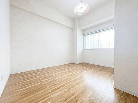 ◇洋室◇家族の成長に合わせ多目的に使える居室です。お子様のお部屋や、趣味のお部屋にしたり、使いやすいお部屋になっています。クローゼット完備ですので、プライベートルームがスッキリしますね。