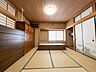 和室：◇和室◇清潔でレトロ感が漂う和室は、癒しを与えてくれます。和テイストは暮らしにゆとりを生み出しますね。タンスや押入には、たっぷり収納でき、お部屋を綺麗に保てます♪※家具は、加工で除去しています