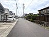外観：◇前面道路◇交通量は多くなく、お車の騒音や振動に悩まされることなく静かな時間が流れます。道幅約5.9mとお車のすれ違いも可能です。直線道路で左右の確認もしやすく、お車の出し入れもスムーズにできます