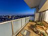 バルコニー：高層階ならではの特等席バルコニーで、夜景を独り占めする贅沢を。一日の疲れを癒す極上のプライベート空間で、心ゆくまでリラックスしてください。