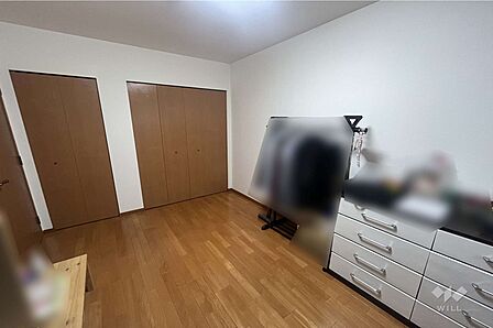 西側洋室7帖、寝室としても子供部屋としても十分な広さです。