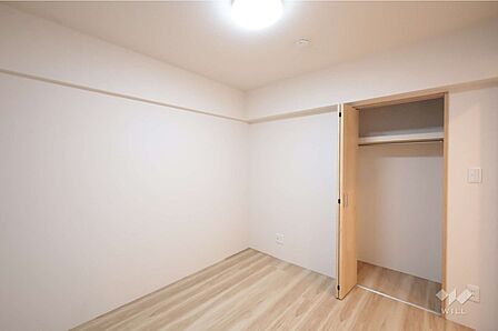 中央部洋室4.8帖、寝室としても子供部屋としても十分な広さです。大きなクロゼットがあるので、洋服や趣味の荷物が多い方でも安心です。［2025年8月18日撮影］