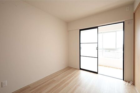 南側洋室5帖、寝室としても子供部屋としても十分な広さです。大きなクロゼットがあるので、洋服や趣味の荷物が多い方でも安心です。［2025年8月18日撮影］