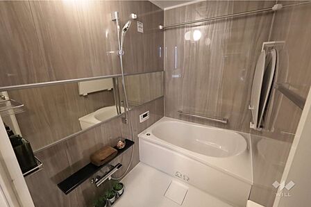 浴室、【バスルーム】足を伸ばして入れるバスタブ。子どもと一緒に入ってコミュニケーションの時間にも。［2026年3月6日撮影］