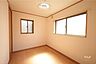 その他：南側洋室5.2帖、寝室としても子供部屋としても十分な広さです。大きなクロゼットがあるので、洋服や趣味の荷物が多い方でも安心です。