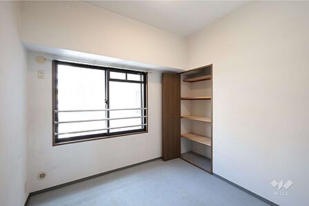 洋室4.5帖、寝室としても子供部屋としても十分な広さです。大きなクロゼットがあるので、洋服や趣味の荷物が多い方でも安心です。［2026年3月14日撮影］