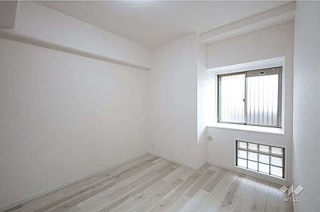 西側洋室5.5帖、寝室としても子供部屋としても十分な広さです。大きなクロゼットがあるので、洋服や趣味の荷物が多い方でも安心です。［2026年4月28日撮影］