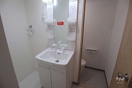洗面室、収納もあり使いやすいです。［2023年5月21日撮影］