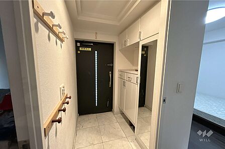 玄関、シューズボックス付きでたっぷり収納でき、玄関が散らかる心配も少ないです。［2026年7月5日撮影］