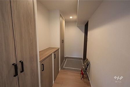玄関、シューズボックス付きでたっぷり収納でき、玄関が散らかる心配も少ないです。［2026年8月28日撮影］