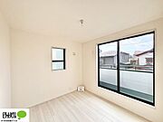 バルコニーへと続く明るい室内。
