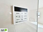 ボタンひとつでお湯張りができるオートバス。お風呂の準備もピっと押すだけでらくらく完了！