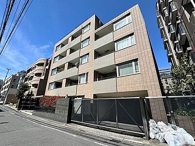 外観：都心と自然を享受する街「代々木四丁目」山手通りから1本入った閑静な邸宅地に立地。