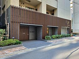 江戸時代の町屋の意匠をモチーフにした木調の縦格子を配した気品あふれるモダンなデザイン
