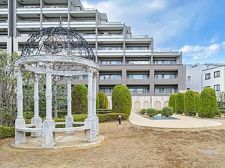 敷地内にはグラスガーデンをはじめ4つの庭園を配し、大規模マンションならではの共用施設が充実。