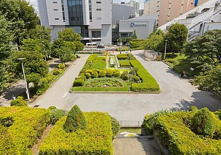 文京区立 本郷給水所公苑 徒歩9分です。