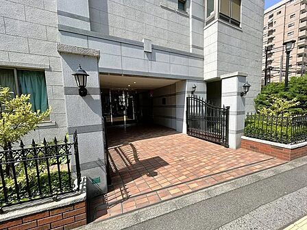 アプローチには門扉が設けられ気品あふれる雰囲気。ベビーカーなども通りやすいフラットな造りです。
