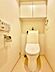 トイレ：備え付けの吊戸棚は、トイレットペーパーや掃除用具などが収納できて便利です。