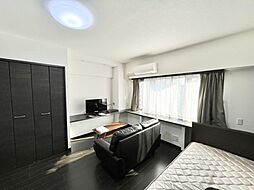 江坂アパートメント 702 7階ワンルームのリビング/ダイニング