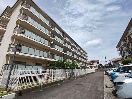 本物件建物です。4号棟の505号室です。