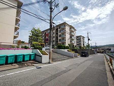 物件の前の道路です。道幅が広くて交通量の少ない道です。