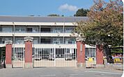 小学校「早島町立早島小学校まで1678ｍ」