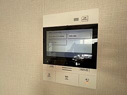 誰が来てもわかる様にモニター付きインターホンを設置。
