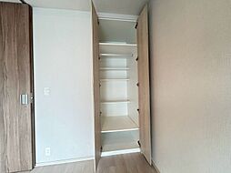 家電やスーツケース、ストック品など何でも片付く嬉しい空間です。