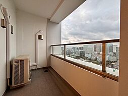 朝の澄んだ空気や、夕方に吹く清々しい風を感じられるバルコニー。