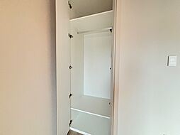 家電やスーツケース、ストック品など何でも片付く嬉しい空間です。