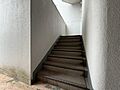 共用部の階段で...