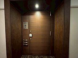 清潔感のある落ち着いた雰囲気の玄関です。