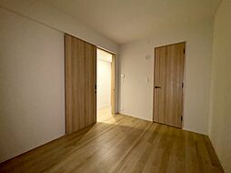 清かで艶やかな時間をもたらしてくれる室内です。