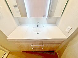 清潔感を感じられる洗面化粧台。