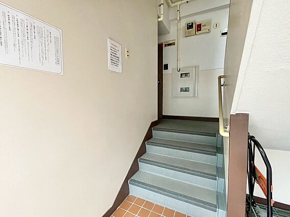 共用部の階段で...