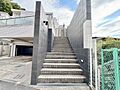 共用部の階段で...