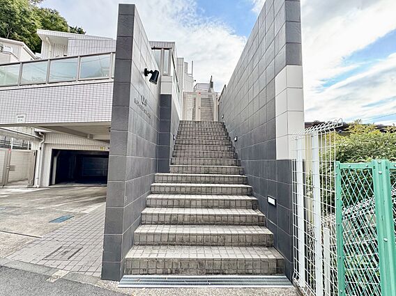 共用部の階段で...